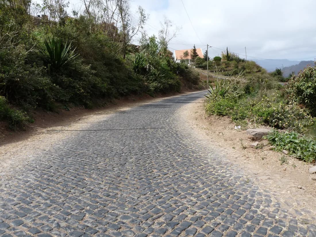 Estrada calcetada em basalto na ilha de Santiago
